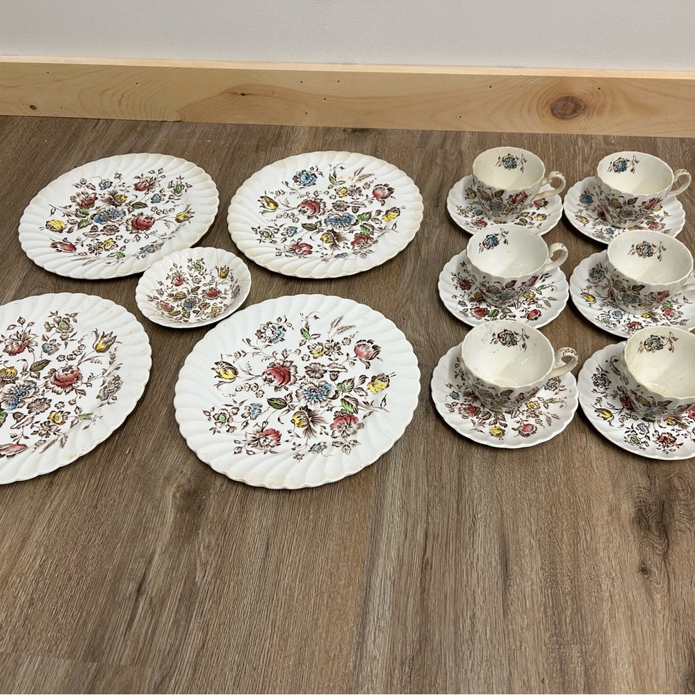 Vintage Johnson Brothers STAFFORDSHIRE BOUQUET tea set 6 Cups & saucers, 4 plate